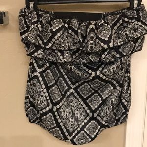 Strapless top, with backless opening